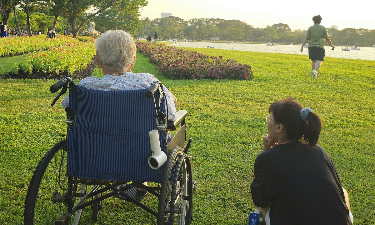 Mình tôi chăm sóc mẹ già 80 tuổi và nuôi 3 đứa con