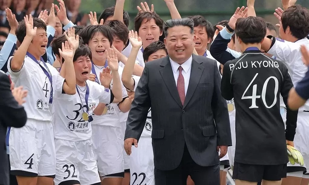 Đội bóng đá nữ Triều Tiên òa khóc khi gặp ông Kim Jong-un