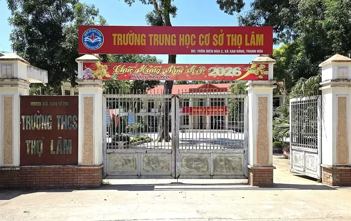 Thầy giáo tiếng Anh mất việc vì 'tuồn' đề thi cho lớp học thêm
