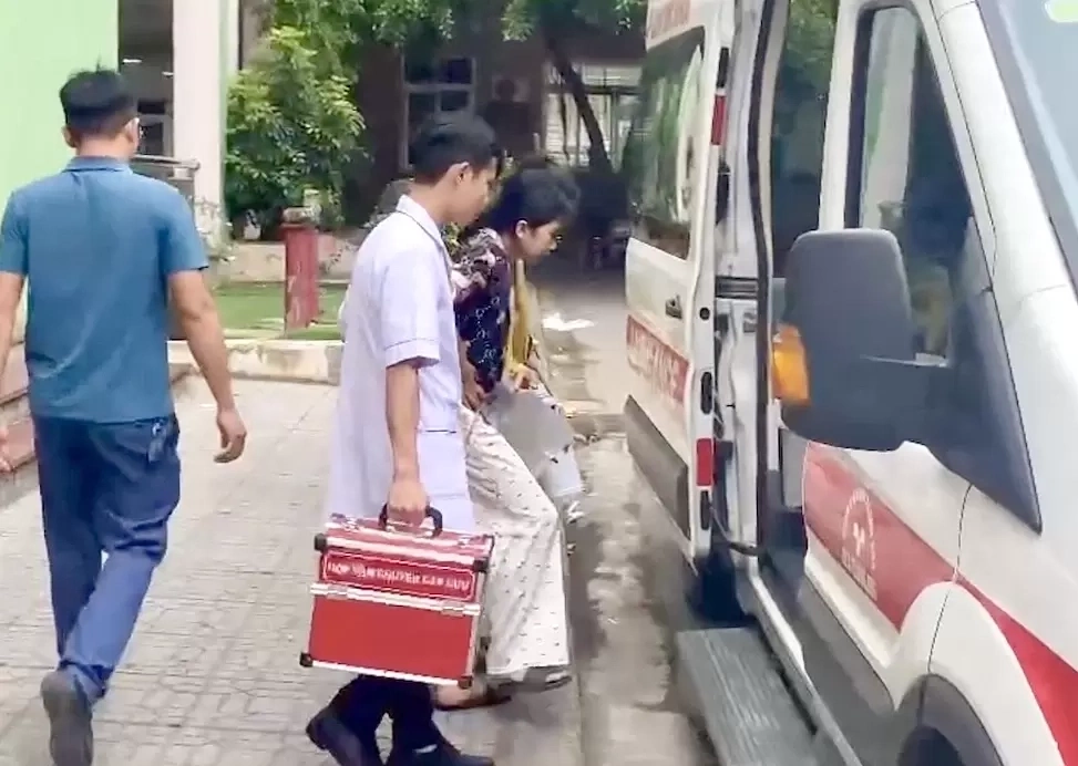 Nữ sinh đến trường thi trên xe cứu thương sau ca mổ ruột thừa