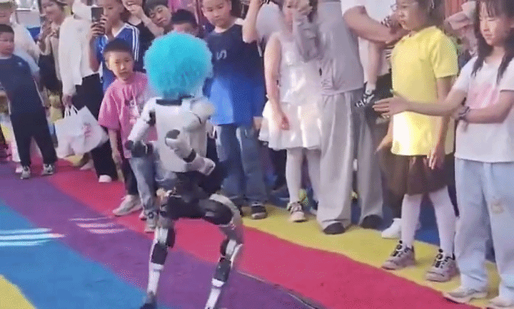 Robot 'chú hề' đá trúng khán giả nhí