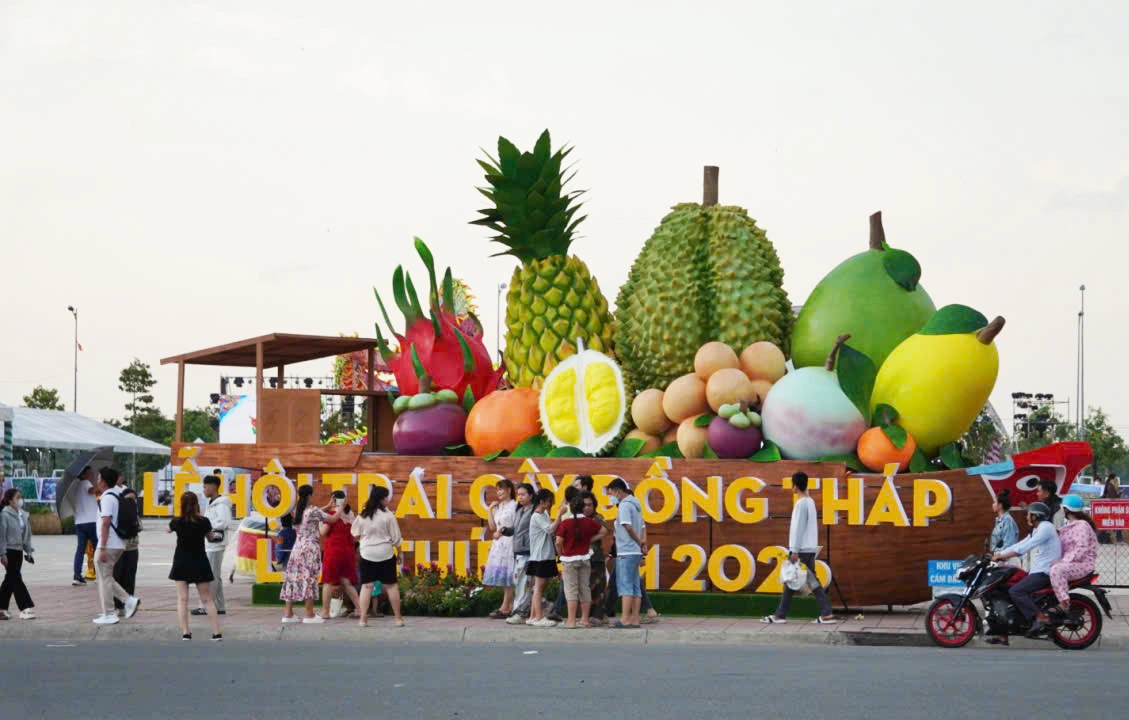 Hàng nghìn người đổ về lễ hội trái cây đầu tiên ở Đồng Tháp