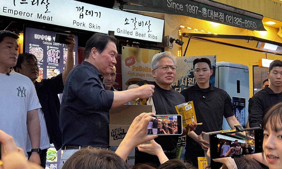 Jensen Huang thưởng thức thịt nướng ở Hàn Quốc, phát đồ ăn vặt cho người dân