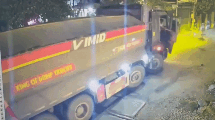 Tàu hỏa tông xe ben, tài xế thoát nạn trong gang tấc