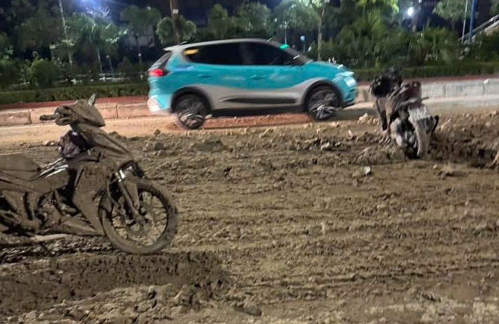 Bùn rơi xuống đường ở Hà Nội, hai người bị ngã