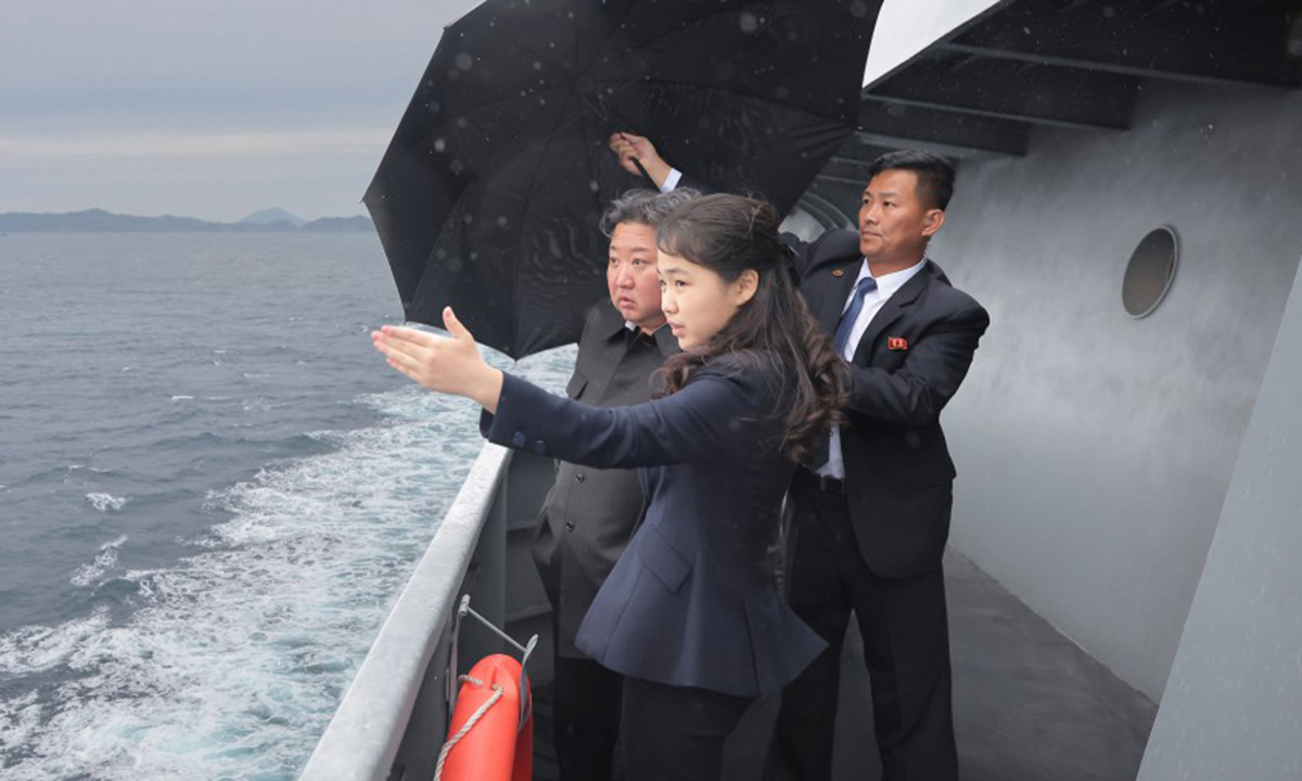 Con gái ông Kim Jong-un thị sát chiến hạm từng lật nghiêng khi hạ thủy