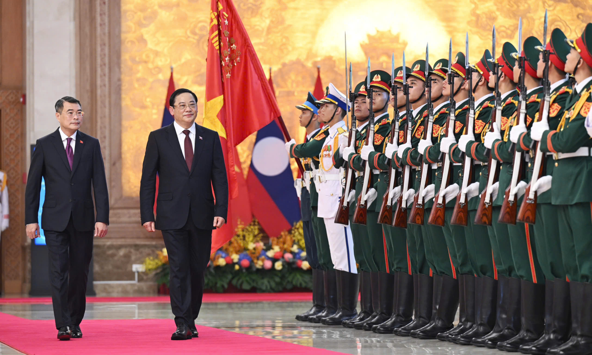 Thủ tướng Lê Minh Hưng chủ trì lễ đón Thủ tướng Lào