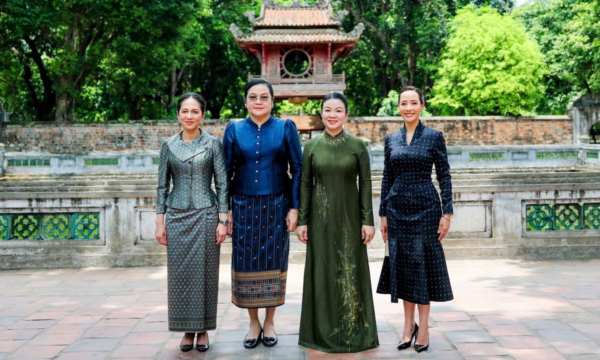 Phu nhân Thủ tướng Lê Minh Hưng cùng phu nhân 3 nước thăm Văn Miếu - Quốc Tử Giám