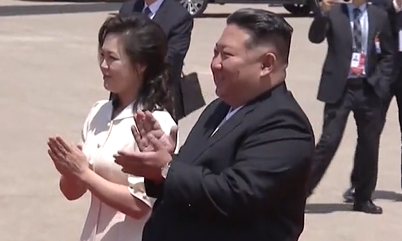 Ông Kim Jong-un ra sân bay đón ông Tập Cận Bình