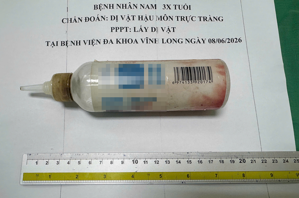 Phẫu thuật lấy chai nhựa trong trực tràng người đàn ông