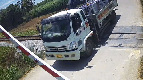 Tài xế xe tải tông gãy barie đường sắt khi tàu sắp tới