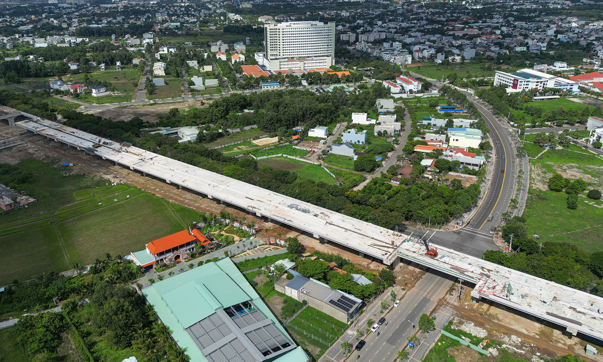 Đường trên cao, băng ruộng muối nối cao tốc đến Vũng Tàu