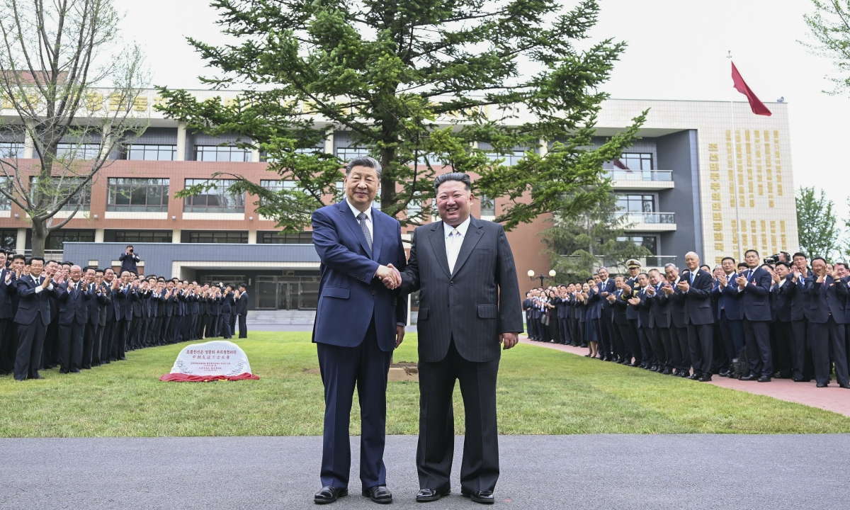 Ông Tập cùng ông Kim Jong-un trồng cây