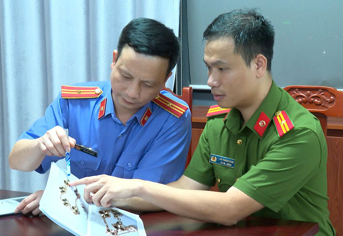 Làm giả hơn 10.000 trang sức hàng hiệu quy mô lớn 관련 이미지