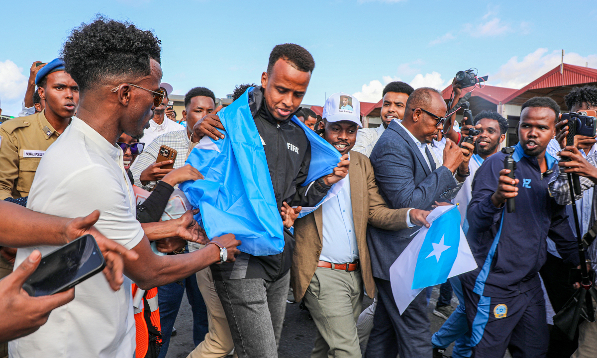 Trọng tài Somalia về nước 'như người hùng' sau khi bị Mỹ cấm nhập cảnh