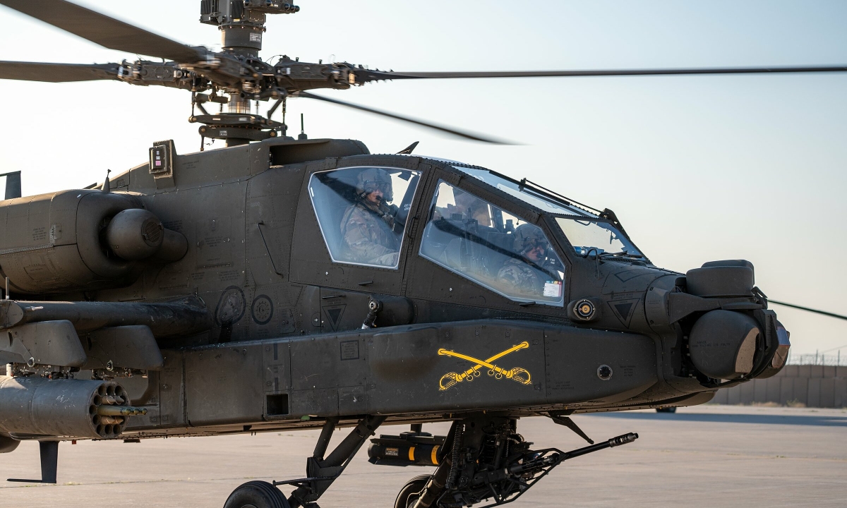 UAV Iran 'đâm trúng buồng lái Apache, kẹt giữa hai phi công'