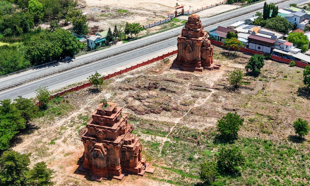 Cụm tháp Chăm 1.300 năm tuổi trên hướng tuyến đường sắt tốc độ cao