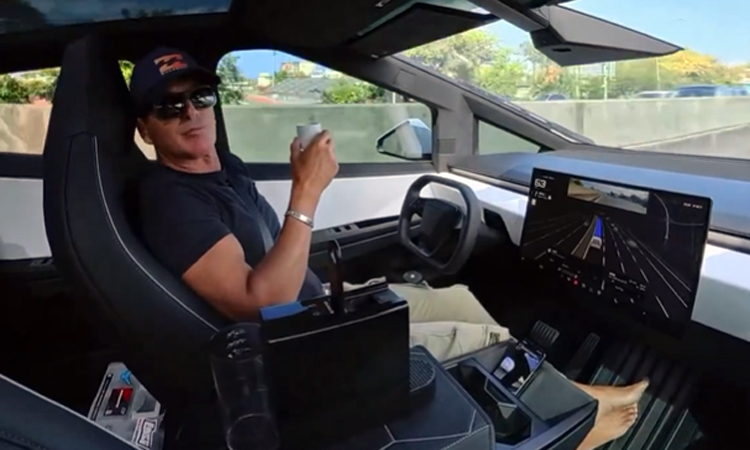 Giữa bê bối kiện tụng, Tesla tự đăng video vi phạm luật