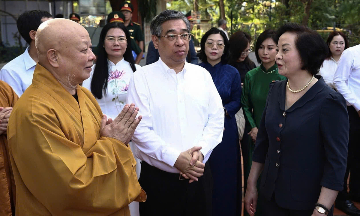 Cầu siêu liệt sĩ, đồng bào tại Công viên Lê Thị Riêng