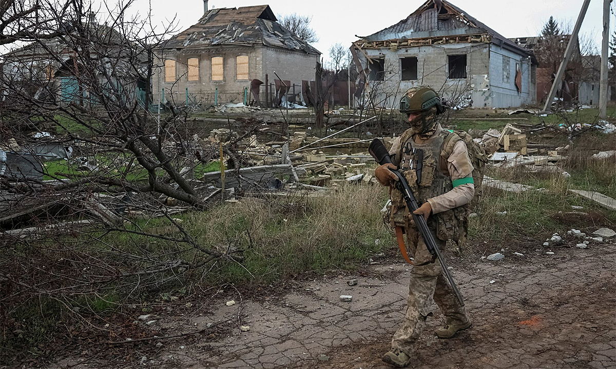 Tình thế nguy kịch của Ukraine ở cửa ngõ vành đai pháo đài Donetsk