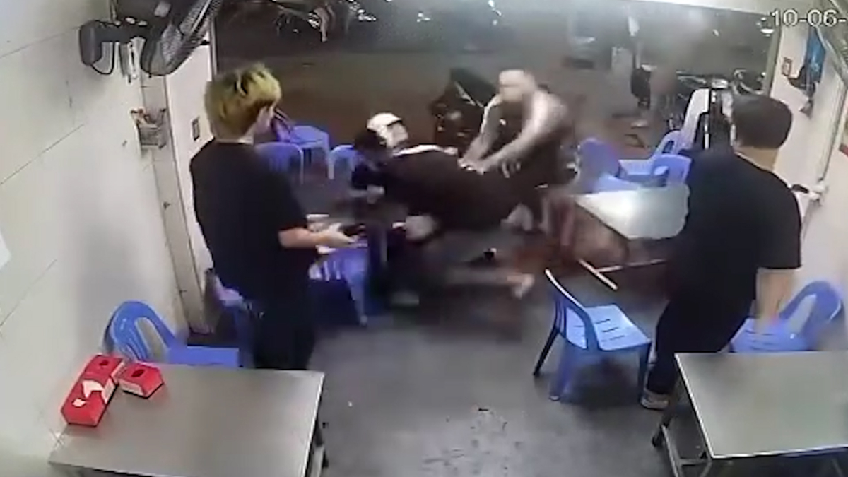 Bị bắt vì dùng điếu cày đánh người trên đường Hà Nội
