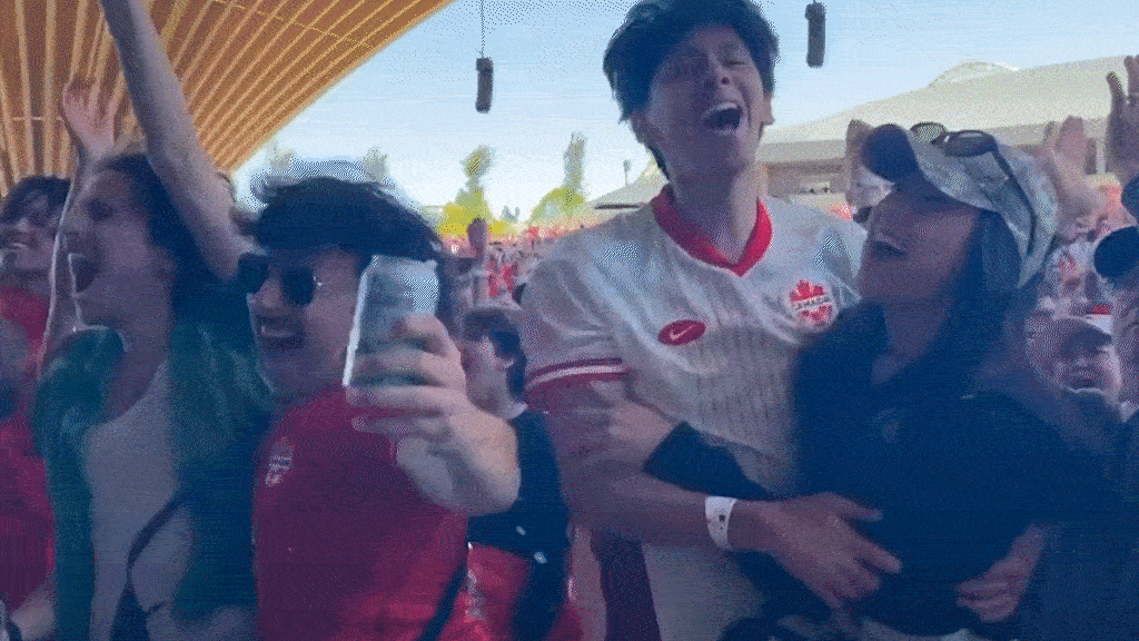 CĐV Canada bùng nổ khi đội tuyển giành điểm đầu tiên ở World Cup