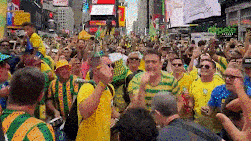 CĐV Brazil và Morroco khuấy động Quảng trường Thời đại New York