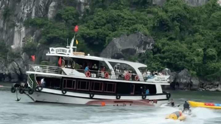 Cứu người gặp nạn sau vụ lật tàu ở vịnh Lan Hạ