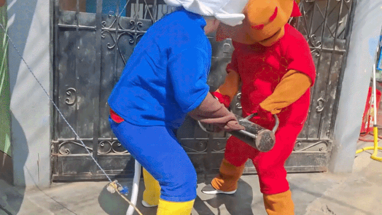 Cảnh sát Peru nguỵ trang linh vật World Cup bắt nghi phạm ma túy