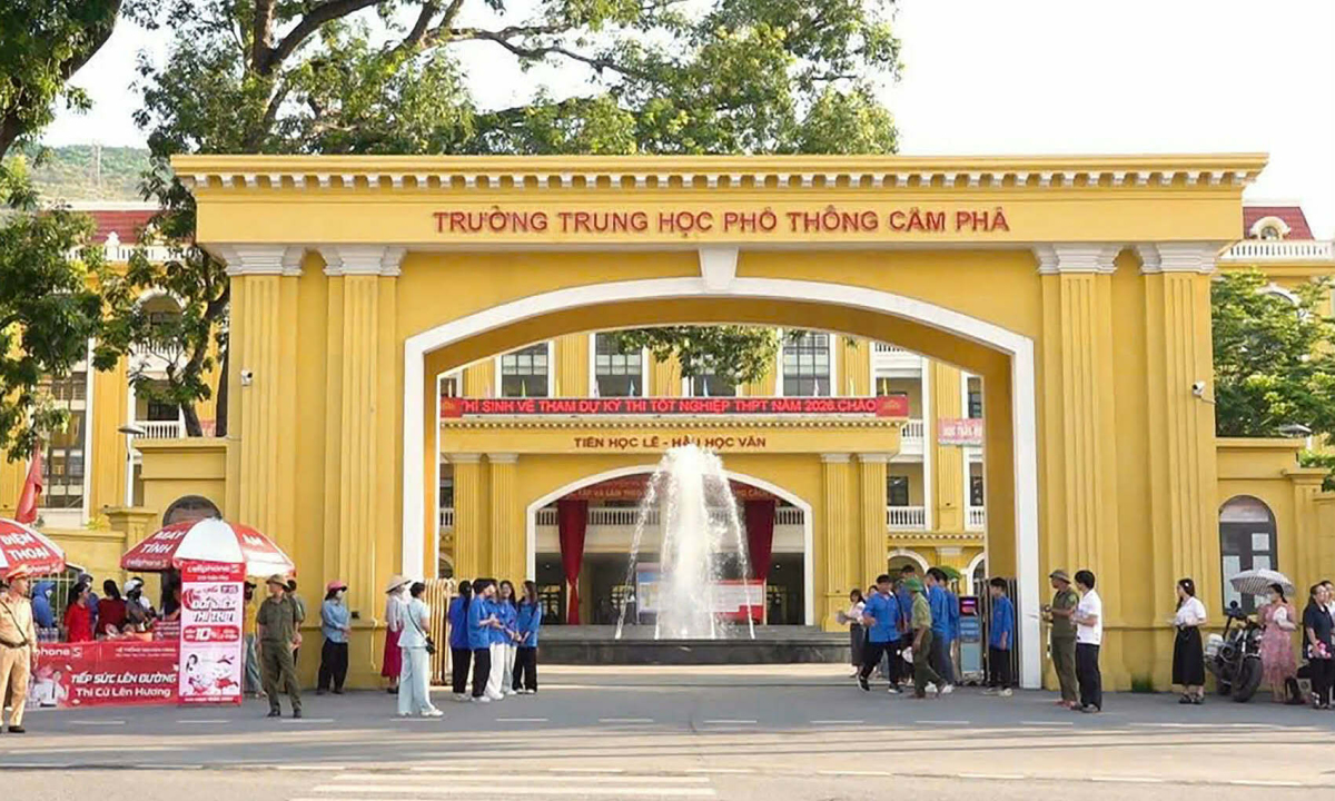 Giám thị nhắc bài con đồng nghiệp trong phòng thi tốt nghiệp