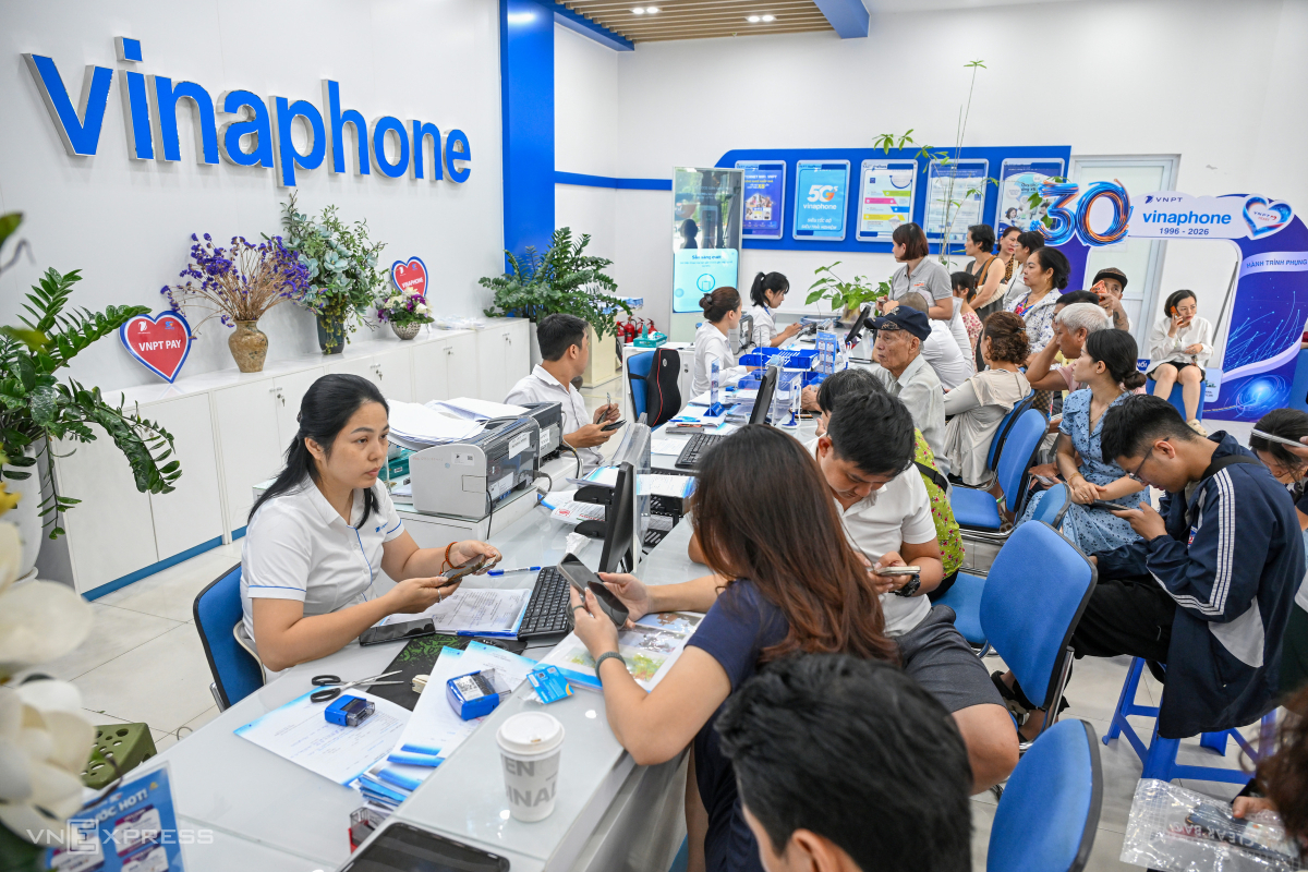 Hàng nghìn người đi xác thực thuê bao di động
