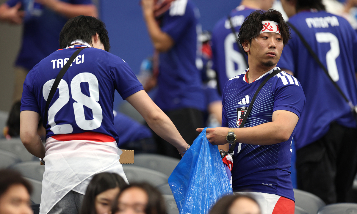 Lý do CĐV Nhật dọn sạch rác sau khi xem World Cup