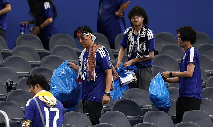 Hành động đẹp của CĐV Nhật Bản trên khán đài World Cup