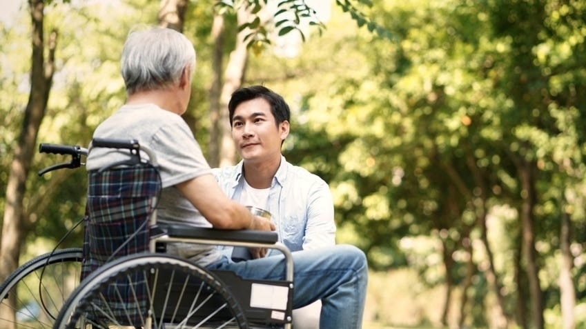 'Khánh kiệt sau khi về nước chăm cha già bị Alzheimer giai đoạn cuối'