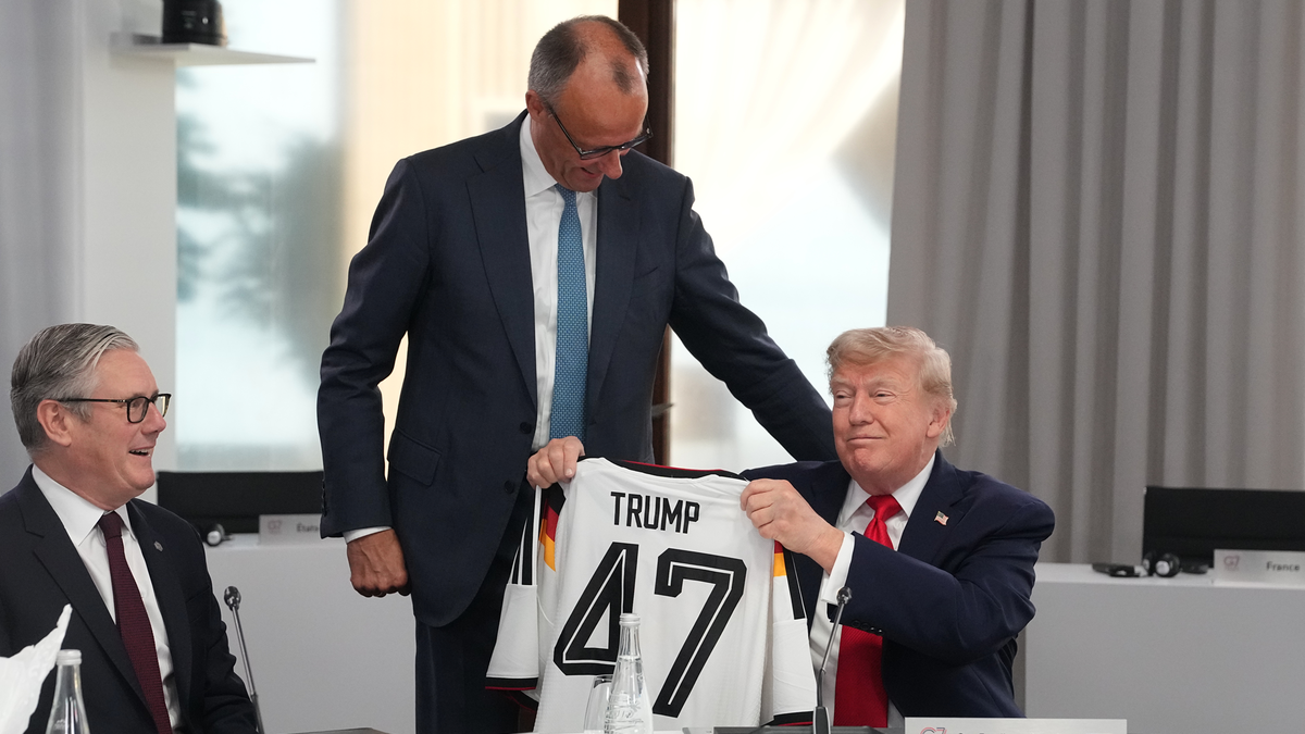 Ông Trump được tặng áo đấu, xe đạp khi dự hội nghị G7