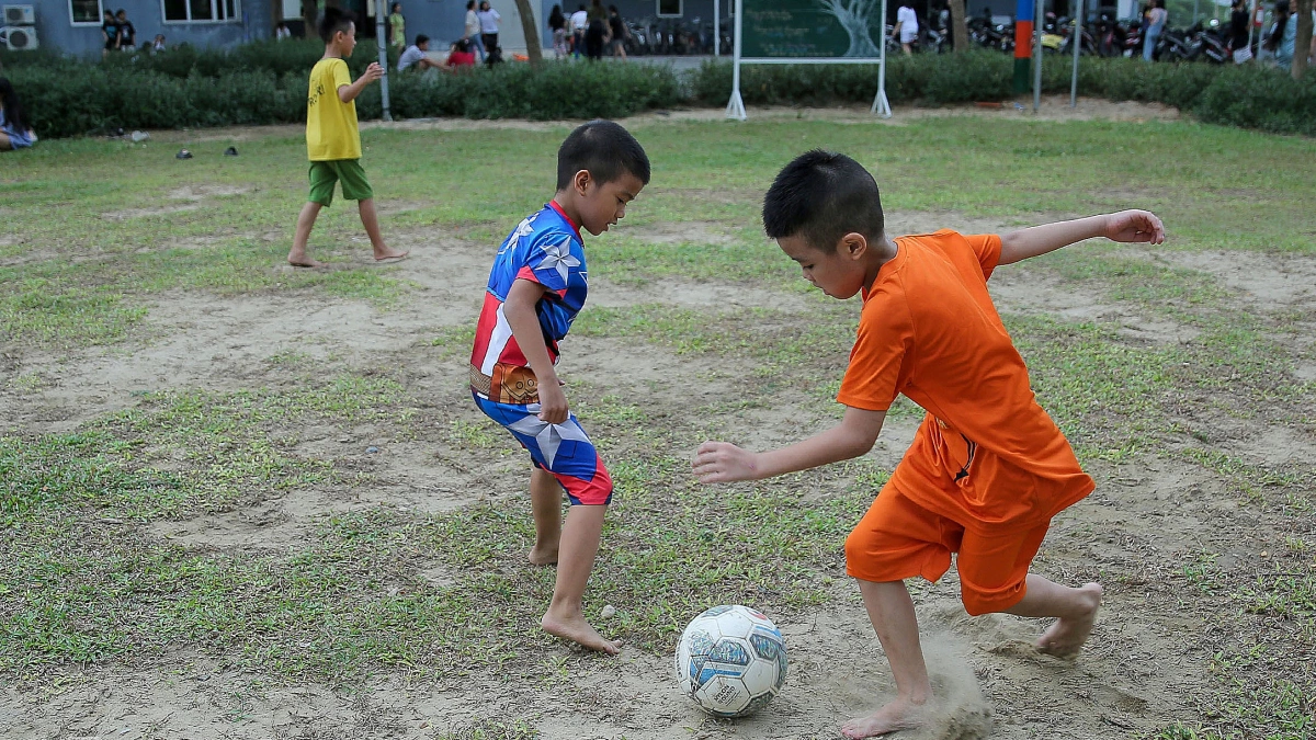 Cha mẹ đẻ yêu cầu nhận lại con khi mẹ nuôi mất, bị hai cấp tòa án bác đơn