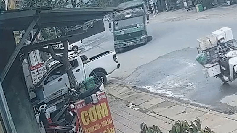 Xe ben lao vào nhà dân, húc văng ôtô bán tải