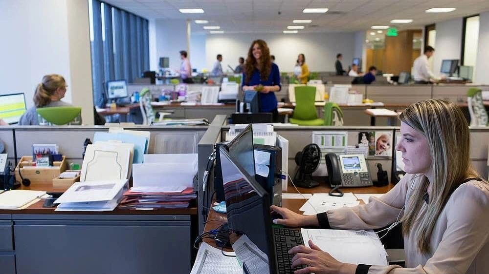 Nhân viên văn phòng mệt mỏi làm 'bảo mẫu bot AI'