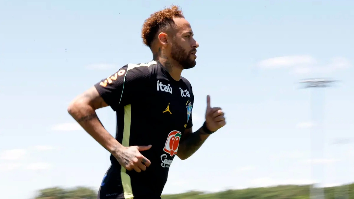 Neymar trở lại sân tập cùng tuyển Brazil