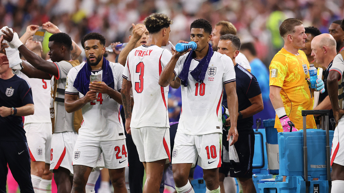Cổ động viên phản đối luật nghỉ tiếp nước tại World Cup