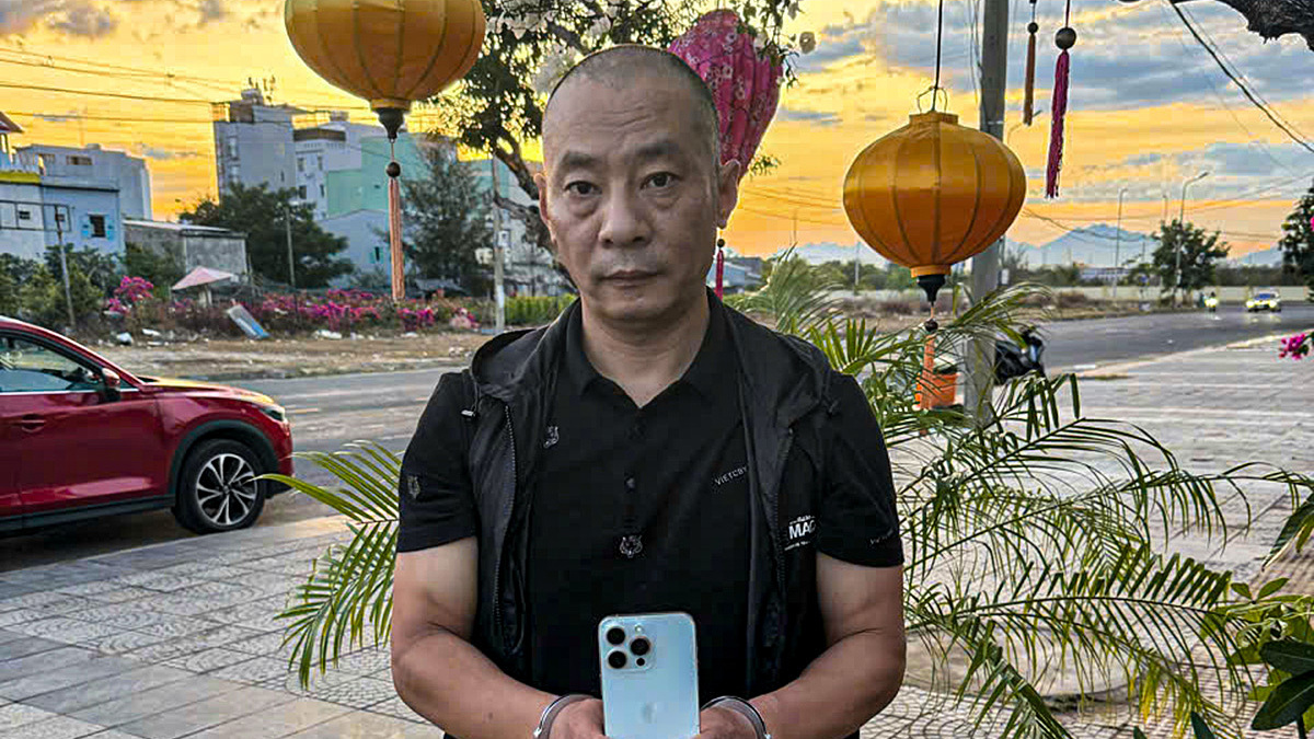 Dùng túi trùm đầu nữ quản lý sòng bạc, cướp túi xách