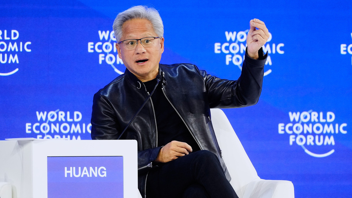Jensen Huang: 'Nên thử AI trước khi phán xét'