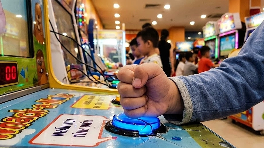 Bất lực với đứa trẻ phá đồ trong khu vui chơi