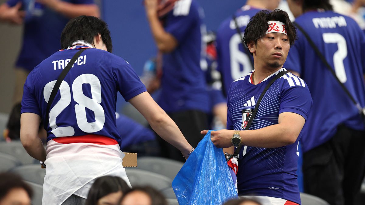 CĐV nam Nhật Bản bị chê 'siêng việc World Cup, lười việc nhà'