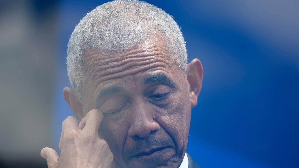 Ông Obama rơi nước mắt khi nghe bài phát biểu của vợ