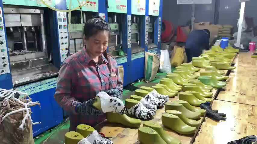Giám đốc công ty sản xuất hàng chục nghìn dép giả hàng hiệu bị bắt