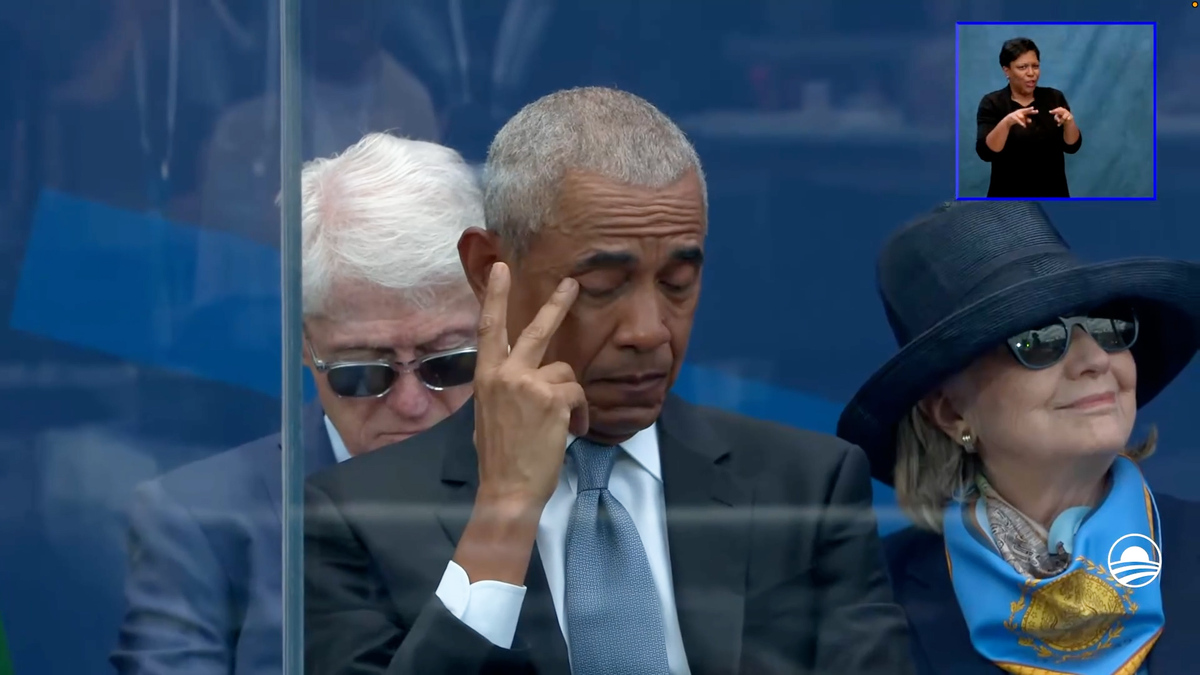 Cựu tổng thống Obama gạt nước mắt khi nghe vợ phát biểu