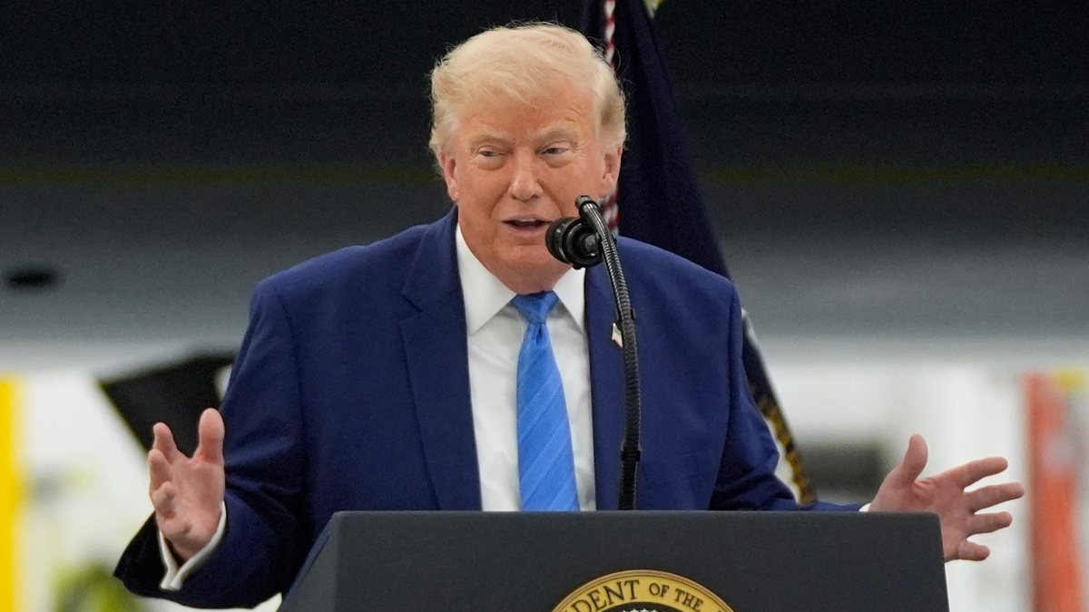 Ông Trump nêu khả năng thu phí qua eo biển Hormuz