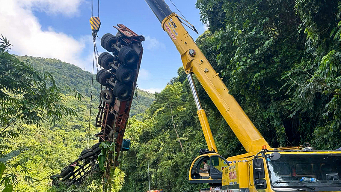 Dùng cẩu 200 tấn trục vớt xe container dưới vực đèo Bảo Lộc