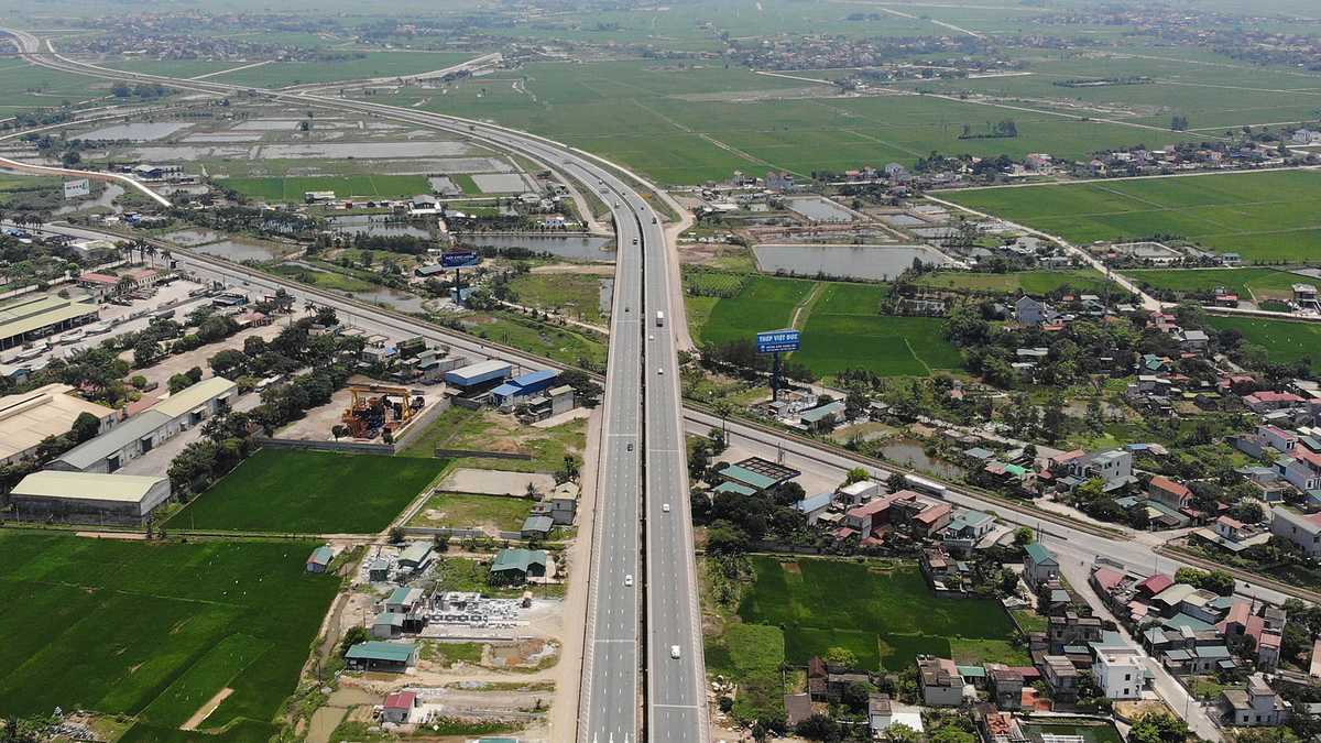 Nhiều xe máy đi vào cao tốc Bắc Nam